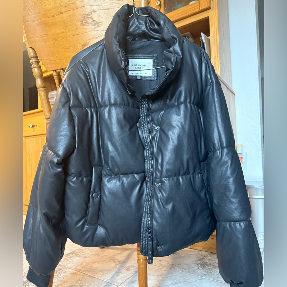 American Eagle Outfitters bkack Puffer Jacket never worn.  Like new no tags